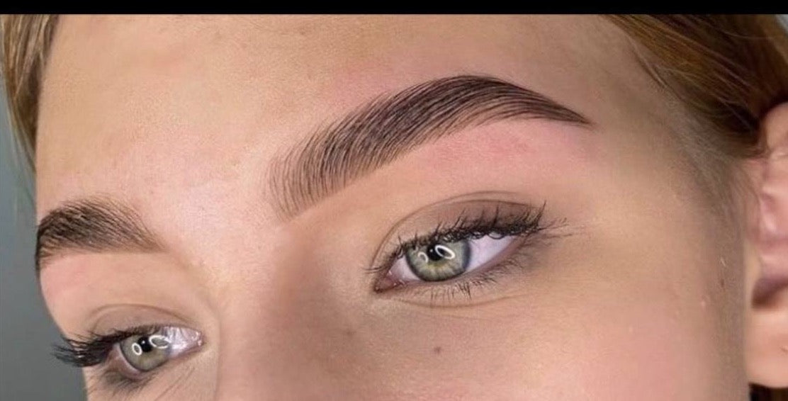 Sourcil net et redessiné, peau lisse autour de l’arcade